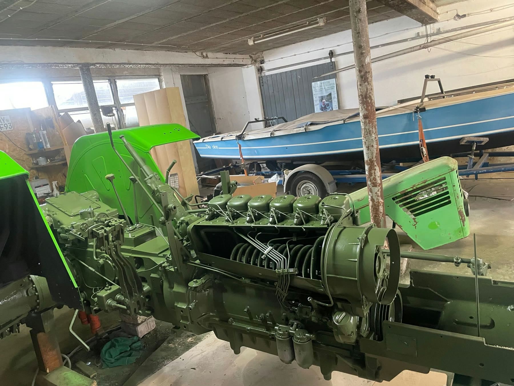 Zerlegter Deutz 8006 während der Restauration in der Halle