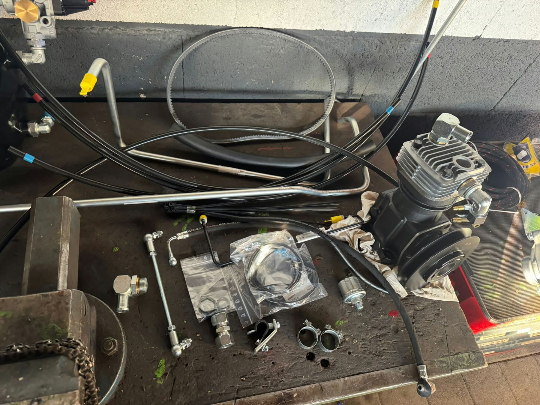 Nachgerüstete Druckluftanlage mit Leitungen an einem Deutz AgroStar