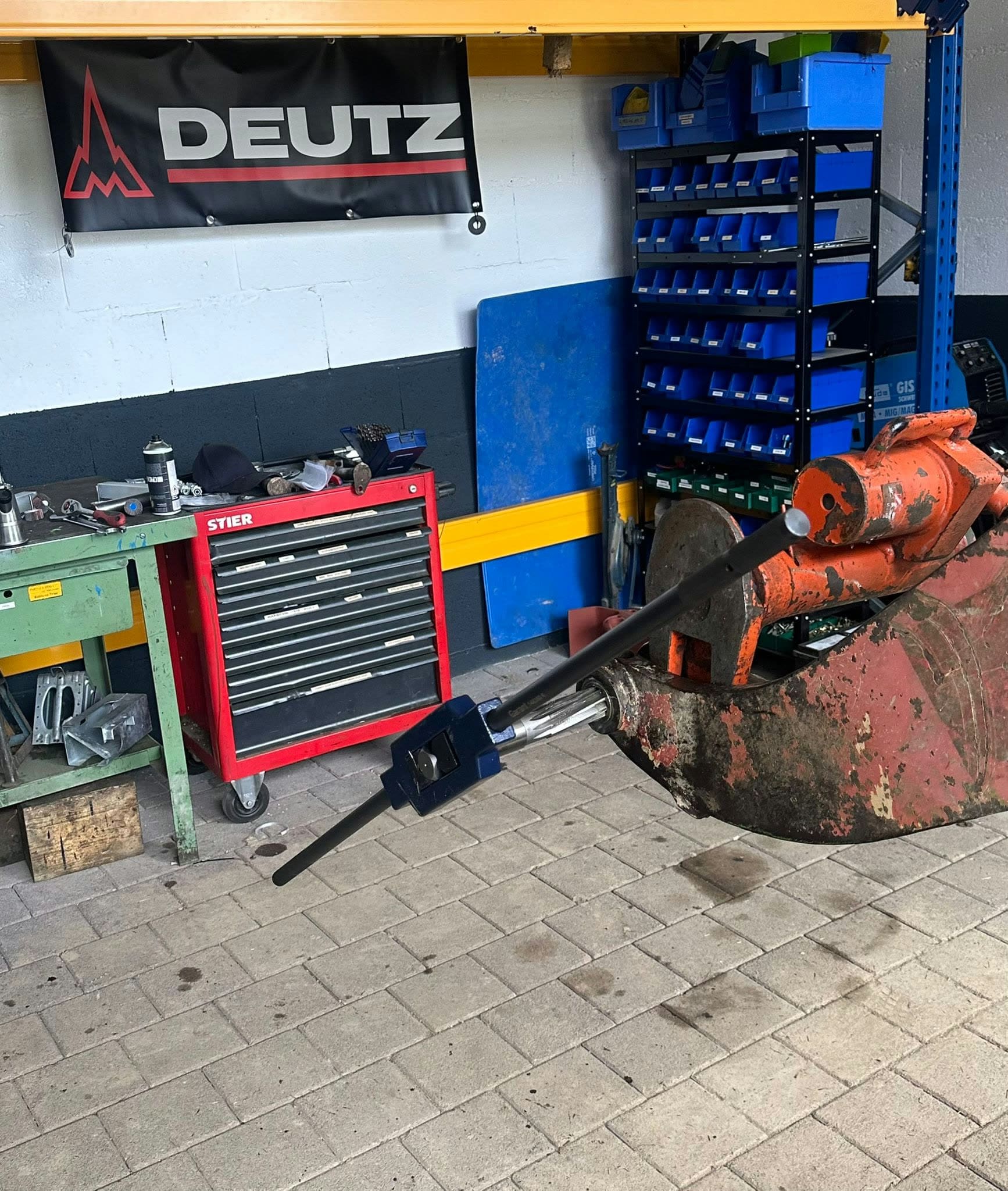Radladerschaufel und Hydraulikzylinder in der Werkstatt in Kehrig